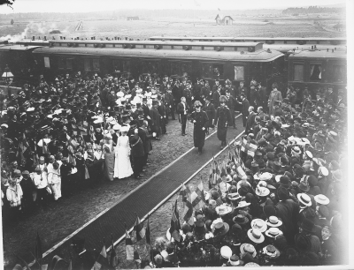 Oskar II och Kronprins Gustaf V. Tagit från nuvarande stationshus, ut mot maderna.