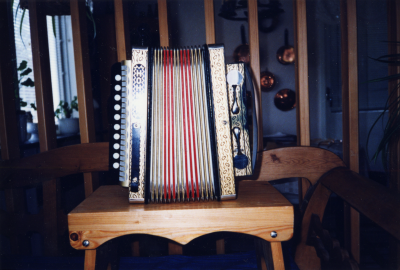 Allan Jonssons egen dokumentation: " Detta dragspel är ett mera nybyggt spel, av modell Magdeburg av märke Hohner. På detta spel är på spelets översida monterat 4 knappar "populärt brukar kallas Smörkoppar". Dessa knappar är till för att man skall kunna ställa in olika kvalitet av ljudet. Dessa spel som kallas durspel har i motsats till de liktoninga spelen olika ton beroende på om bälgen dras ut eller skjuts samman. Följden blir, man får två olika toner på samma knapp. Detta spel ära stämt i C dur.