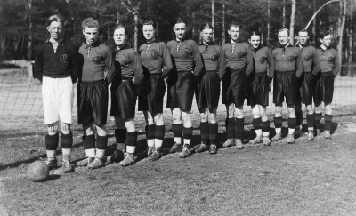 Från vänster 1 Linné Fast, Målvakt, Träindustriarbetare ( "Flus" )  2 Gustav Ossovicki, Plattläggare  3 Knut Karlsson, Charkuterist  4 Carl-David Nyberg, Bankman i Malmö  5 Sture Beijer, Svarvare ( "Greven" )  6 Karl Stockius, Typograf  7 Ingmar Karlsson, Järnarbetare  8 Helge Fransson, Frisör  9 Gunnar Andersson, Träindustriarbetare  10 Nils Perfekt, Journalist  11 Axel Andersson, Tapetserare  V.I.F. 1934         