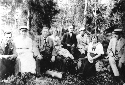 Från vänster 1.?  2. Sigrid Karlsson, 3. Ivar Ängqvist överlärare, 4. Anna Johansson lärarinna, 5. A.E. Nyberg kyrkoherde, 6.?  7.?  8. Axel Runqvist lärare.         