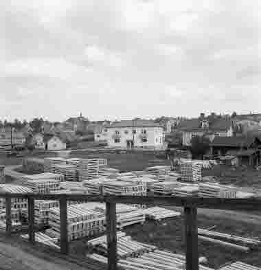 Östra Tullportsgatan

Dok.110413/KG

Östra Tullportsgatan sedd från järnvägens kolbrygga. Stora huset i mitten byggdes Norman & Widén. Längst till vänster Bröderna Linderssons verkstad. Centralbryggeriet långt bak t.v. i bild. Vallnäs med uthus till höger, brann 1974.