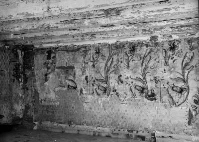 Målad tapet upptäckt 1974, vid Storgatan 28. Ägare Stadsarkitekt Östen Andersson.   T.E.