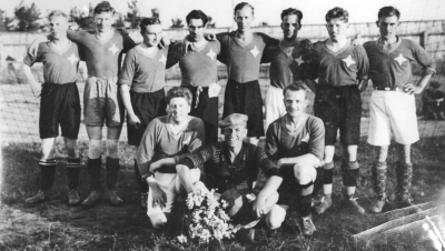 Stående från vänster. 1.  Erik Jaensson, bilmontör  2.  John Vogel, urmakare  3. Nils Jönsson, Charkuterist  4.  Gunnar Johansson, Handl.  5.  Knut Hammargren "Rövarn"  6.  Olof Flender, Taxi-ägare  7.  Gustav Norden, Charkuterist  8.  Yngve Österman, Elektriker Knästående: 9.  Nils Ståhl, Fabrikör  10.  Bosse Stjärnborg, Metallarbetare  11. Hilding Nilsson, Smed    