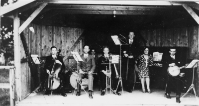1. Gösta Ericsson radioelektriker, 2. Åke Ängqvist metallarbetare, Storebro, 3. Erik Holm bagare död.
4. Arne Arnberg. ( körledare Silverdalen ), 5. Sven Ericson snickare, 6. Elsa Berggren gift Rosenqvist, 7. Axel Lilja kontorist.   