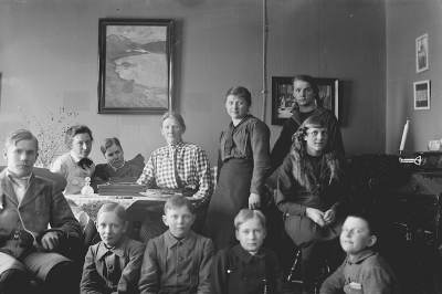 Vid bordet till vänster Hedvig Forsell och till höger Göta Tisell med sina skolbarn som gick i samrealskolan 