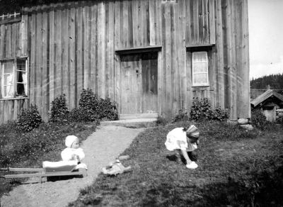 "Maddi o Henrik hos morfar o mormor"       Nordströms 