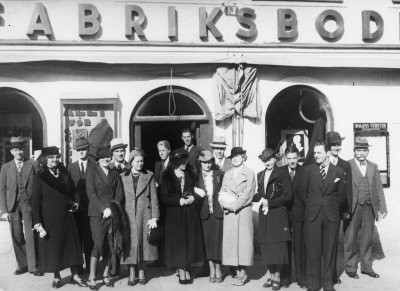 Taget omkr. 1933. N.V. Karlssons hus vid Lilla Torget skvallertorget Kisa.1 Gustaf Svensson expedit, sedan i Södra Vi, 2 Tekla Lindström, 3 Anders Berg, Expedit sedan tobakshandl. 4 Anna-Lisa Stunek, 5 Martin Magnusson, 6 Karin Lundgren, 7 Carl-Olof Ståhl, expedit , 8 Gustav Land, 9 Dagny Eriksson Lundberg, 10 Inez Nyström, 11 Georg Hammarlund, expedit, 12 Maj Wahlsten ,expedit, 13 Anna-Lisa Zantor, 14 Folke Fransson, 15 Sven Arnehed född Andersson från Karlstad ca 3 år i Vimmerby, 16 Rickard Sandström Direktör, 17 Malkolm Sundström Senior Kisa.  