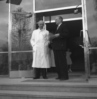Sjukstugan

Dok.110511/KG

I väntan på kungens ankomst till sjukstugan Doktor Seved Neij, Lars v. Lindén.  T.E.
