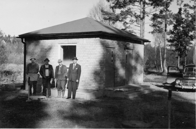 Besiktning av nya avloppspumpstation i Storebro på 1960 - talet
Längst till höger Gösta Carlsson Frödinge