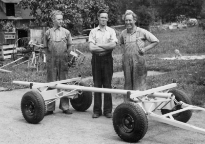 Från vänster  Oscar Liljegren, Viking Liljegren  och Georg Liljegren.  med en ny timmervagn