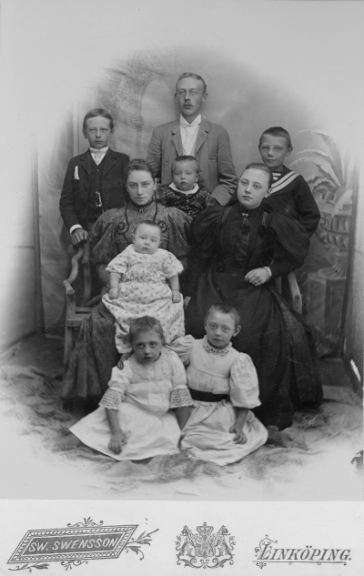 Familjen Wahlberg. Thor, Otto, Erik, Gertrud, Torsten, Sigrid, Gustav Adolf, Kerstin, Britta Wahlberg.  1896.