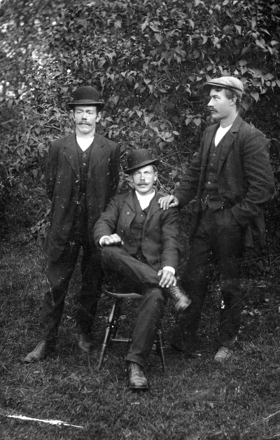 Fröken Ingeborg Lindkvist

Yngve, David Blom och Lekström äro på detta kortet
Stockaryd den 14 oktober 1912