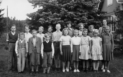 Kortet, taget 1951, visar eleverna (klass 3-7) vid Ventzelholms skola med skolhuset i bakgrunden. Ventzelholm ligger ca 6 km NO om Rumskulla.

Från vänster:
1.	Sivert Karlsson  (bror till Solvig Karlsson nr 13)
2.	Ove Schultz            
3.	Roger Eriksson  (bror till Rosita Eriksson)
4.	Matti Seo
5.	Bo Karlsson
6.	Per - Inge Jonsson
7.	Bertil Pettersson
8.	Bengt Bursjöö
9.	Inger Karlsson
10.	Laila Eriksson  (syster till Mona Eriksson)
11.	Ella Vesik
12.	Maj Samuelsson
13.	Solvig Karlsson  (syster till Sivert Karlsson)
14.	Solvig Karlsson
15.	Rosita Eriksson  (syster till Roger Eriksson)
16.	Lärarinnan Britta Backheden
17.	Mona Eriksson  (syster till Laila Eriksson)

Flickornas efternamn är det efternamn de hade när kortet togs.

Uppgiftslämnare Bengt Bursjöö
