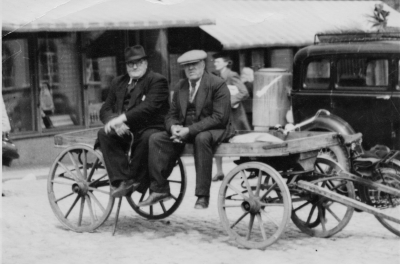 August och Valfrid Lindgren Vimmerby  obs gengasen på bilen 1944     