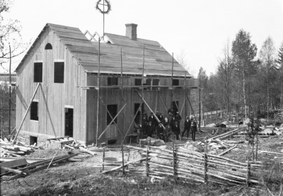 Barnhemmet vid Krön bygges. 
"Meddelande
På förekommen anledning får jag härmed bedja de lantbrukare, som på hösten 1927 skänkte en del timmerstockar för uppförande av barnhemsbyggnaden i Vennebjörke, vända sig till mig före den 15 april för utfående av den ersättning, vartill de kunna anse sig vara berättigade. Då jag ej vet om barnhemmets verksamhet kommer att fortsätta efter detta års utgång, vill jag hava klarhet i denna sak. Vimmerby den 21 mars 1940. Mimmi Ingeström"
Vimmerby Tidning 20/3 1940



Dok.080221/RS