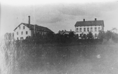 Till vänster Ståhls möbelfabrik,  brann 1931. Huset till höger är Nilssons. 1978 flyttades fabriken till Östra Tullportsgatan, f.d. Söders lokaler.             