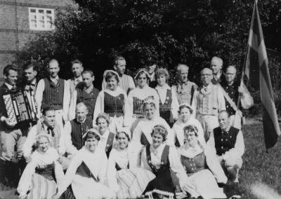 Finkenwerder   Hamburg.  Överst från vänster 1.  Lennart Andersson  2.  Hans Jörgen Winqvist  3.  Helge Karlsson, ordförande i laget  4.  Alrik Pettersson  5.   Gunnar Nilsson  6.  Aili Karlberg  7. Lennart Håkansson  8. Clary Nilsson( Jonsson)    9. Tycko, ledare  10.  Anna Greta Österman  11.  Ejnar Karlsson, Virserum  12. Ernst Bruce, speleman  13. Gunnar Johansson, dansledare  14. Joe Skårman, Mariannelund.  Mitten från vänster.  15. Ingvar Nilsson  16. Yngve Andersson  17. Inga Britt Nihl, växjö  18. Gulli Andersson  19. Ingeborg Ekeman, Virserum.  Nederst från vänster.  20. Inger Georgsson, Mariannelund  21.  Inger Andersson  22.  Barbro Mortling, Västervik  23. Vera Olander, Växjö  24. Ann- Sara Nilsson, Mariannelund  25. Sivert Georgsson, Mariannelund.    