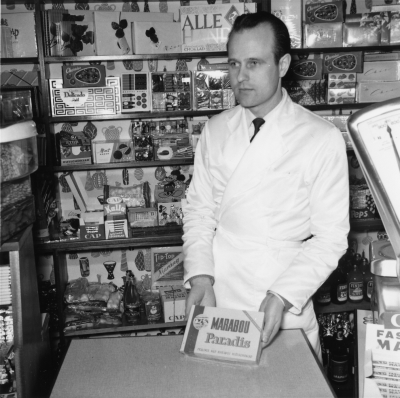 " Vi kring torget "
( Konsums konditoriavdelning
Chokladförsäljare )
Rune Ekdahl föreståndare på Godisaffären

Dok.100603/KG