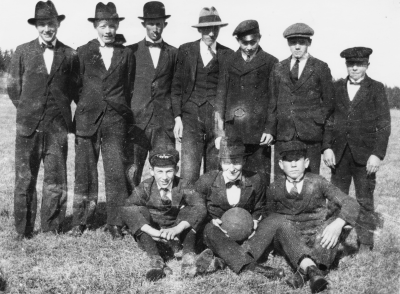 Stående från vänster. 1. Natanael Magnusson, Snickare ( Ståhls )  2. Harry Karlsson, Snickare  3.  Axel Samuelsson, Snickare död 1976  4.  Karl Frisk, appoteksbiträde  5.  Harry Nilsson, son till smeden Alfrid Nilsson  6.  John Ericsson, Möbelpolerare ( Ståhls )  7. Ivar Lindblom, Plåtslagare.  Sittande från vänster 8.  Yngve Österman, Elektriker  2.  Axel Hallberg, Träarbetare  3.  Hugo Stenberg ? Målare.       