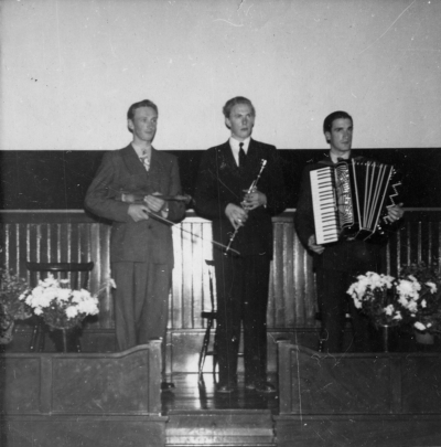 Allan Jonssons egen dokumentation: " Carl-Olov Henriksson, Per-Olof Olsson och jag  Allan Jonsson, då vi spelade Hammarforsens brus, vid filmens urpremier i Vimmerby."