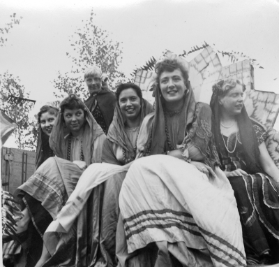 Firande av Barnens dag
Utklädda kvinnor på lastbilsflak
