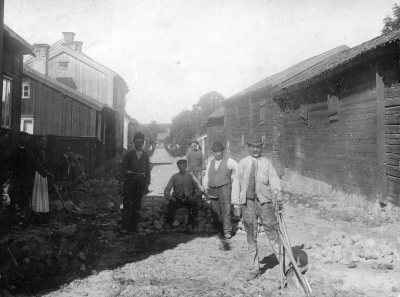 Stångågatan stensättes vid sekelskiftet. Från vänster. 1?,  2 Karl Pettersson (Kalle Eve), 3 hans hustru Lovisa, 4 Kronvall, soldat bodde på Trekanten son till Phil, 5 Gustaf Lundberg (Kak), 6 Venström, Garvare (Rockefeller), 7?,  8?.

Kung Oscar II invigde Stångågatan 1902