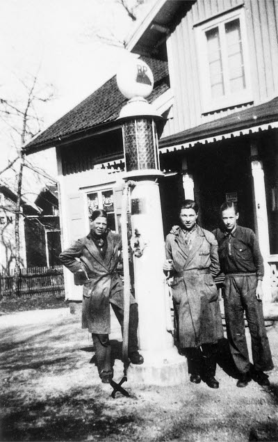 Anställda vid Jacob Melanders affär i Tuna stationssamhälle. Personerna fr.v är Karl Erik Svensson, Erik Larsson och Gunnar Zeilon 
