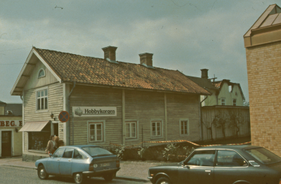 Sevedegatan 
Hobbykorgen 
brandskadade Koppargården i bakgrunden 

090525/KG