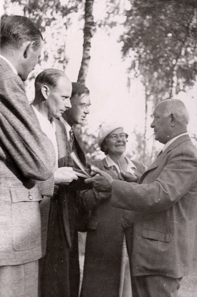 Fr vä Tore Lundgren, Folke " Topsy " Nilsson, okänd dam och Per Albin Hansson.
Vimmerby Arbetarekommuns 25-årsjubileum