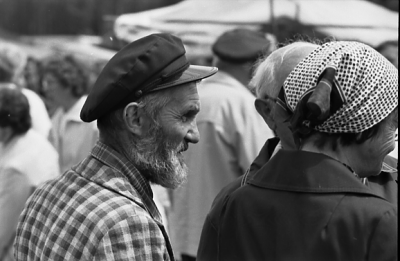 Olle Axelsson född i Äspekulla v Rostorp, Pelarne socken. Senare boende vid den gamla norra infarten till Hultsfred. Uppgiftslämnare Kjell Birgersson 03-01-16. Möllare i Vena. Innehavare av Sveriges enda räfspinnemaskin. Sågverksägare i mindre skala (bysåg). Bror till Sven Tomtelius. Åkte runt i bygderna med ett spelkapell. (3 man). Kortet taget vid Tuna möte 1985. Sven Kask.  