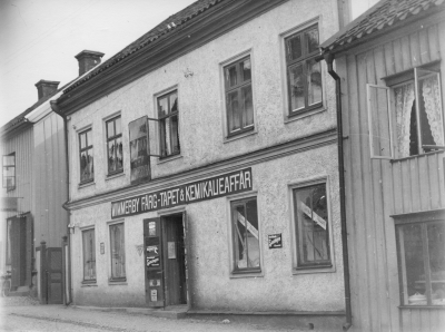 Holger Lindströms, på Storgatan i Värnbergska huset.     T.E.