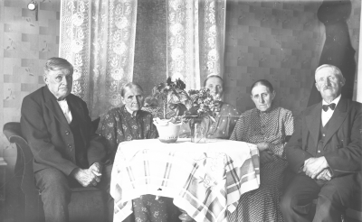 Fyra syskon från Danevik samt Evelina ( Adolfs dotter )
Från vänster: Nils - Edvard, Sofia ( Sofi ) Blaxhult, Evelina Larsson Danevik, Anna Svensson Daneborg och Adolf Karlsson Vånga

Omslaget till plåten märkt med Högalid - vårdhemmet, Linderoth