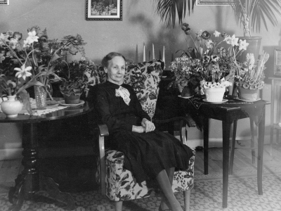 Fru Elin Wideén 1882 - 1953.  Barn Thore död,  Valter död,  Lisa, och  Stina.            
