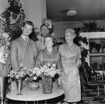 Lindeborgs Blomsteraffär 
Fr v Rolf Lindeborg, Erik Lindeborg, Asta Pettersson, May Hörberg

Dok.100602/KG