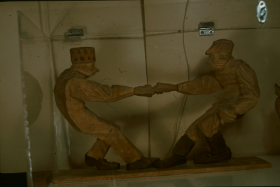 Träskulptur 2 män drar fingerkrok 

090520/KG