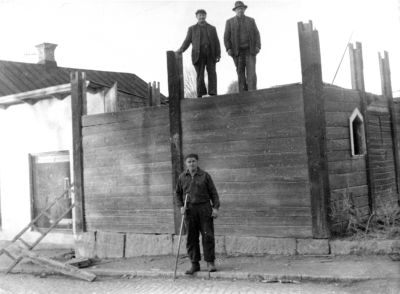 På taket från vänster 1 Robert Gustafsson (Storholmen), 2 Ludvig Fransson På gatan 1 Hugo Gustavsson, Stadsfogden 331 Storgatan 53-57 Rives Till vänster Möbelaffären Larssons Eftertr. (Gustavsson) Dessa tomter lades till Källängsparken.   T.E.