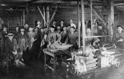 Sittande  från vänster,   L.E. Johansson fabrikör  Hugo Alvin Ingeniör,  Karlsson filare,  Karl Gustafsson verkmästare,Theodor Hall smed,  Karl Johansson svarvare, Karl Karlsson svarvare,  Eric Sjöstrand filare,  Greger Drott,  Axel Bottner svarvare,Torsten Johansson målare, Acke Karlsson filare, Karl Andersson,  Anselm Andersson, David Jonsson, Sigfrid Hellkvist, Johansson, "Målarn",   Ruben Andersson,  Vilhelm Karlsson,  Arvid Andersson, Valter Carlsson.  