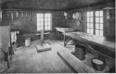 Fortsättning. från. bild nummer 2723.             Det inre har två gånger förändrats och ett trapphus tillbyggts åt gårdssidan. Den mindre byggnaden innehöll förr läderboden och ett visthus, men har nu ombyggts till bostad. Vid tomtens inre gräns lågo garveriet och barkhuset. Gårdsplanen upptogs till större delen av i marken nedgrävda barkkar, dels vid garveriets ena gavel - liksom nu på Skansen - dels på stora karbacken 18 sulläderskar och 4 indrivningskar, alla runda. Det är ett önskemål att Skansens garverianläggning må kunna  kompletteras med åtminstone en läderbod, för vilken lämplig plats finnes vid tomtens gatugräns. Men härför kräves icke blott en lämplig äldre byggnad utan även en passande bodinredning med diskar, hyllor och vad därtill hör. Den som vill företaga en rundvandring genom garveriet bör följa den råa hudens väg till färdigt läder. Bönderna  inlämnade ofta färska hudar vid tiden för höstslakten för att ett år senare avhämta det färdiga lädret. Varje hud försågs med ett skuret märke, och bonden fick ett litet kvitto med samma märke. Dessutom noterades hudarna i inskrivningsboken. Stundom uppköpte garvaren själv hudar. I regel torde den råa huden haft halva värdet av den beredda. Kunde beredningen inte omedelbart begynna, förvarades hudarna insaltade och torkade. Till ovanläder, "svartläder", beredas i regel ko- eller kalvhudar. Först måste de vekas i vatten, d.v.s. mjukas upp  och befrias från eventuellt salt. Denna vekning  kan försigå i åvatten, men då avståndet till Stångån var inemot en km skedde den i regel inom gården. På sista tiden användes ett stort runt kar, som stod på golvet i kalkhuset. Förr torde de tre rektangulära karen på karbacken ha använts för detta ändamål. Vekningen fodrar en veckas tid eller något mer. De torkade hudarna kräva längre tid än de färska och saltade. Källa: Vimmerby Bibliotek.