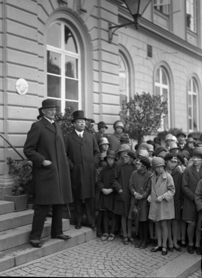 Vimmerby Stadshotell

Dok.070817/RS

Vimmerby 1930 Prins Carl och borgmästare Odevall ( Skymd kyrkoherde Nyberg ) Röda korset   T.E.