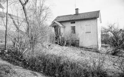 Hus ( beläget mellan Stångågatan och järnvägen )

090423/KG