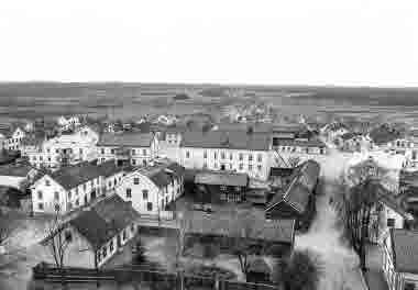 Omkring 1890 från kyrktornet mot torget. T.E.