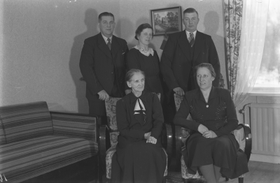 Einar och Siri Hägg med familj
Siri Hägg var innehavare av Wallbys mjölkaffär 