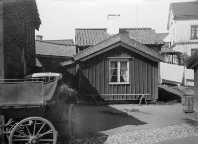 Malmen till höger Tengvalls fastighet som revs för att ge plats åt Apoteket. (Drottninggatan 20)