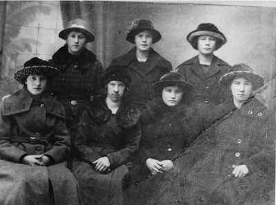 Stående från vänster  Elin Karlsson - Forsberg död,Anna Johansson Storebro,   Sittande från vänster Siri Lindström - Karlsson,   Hanna Augustsson - Karlsson Kärreby Vena död,  Signe Edman - Karlsson.