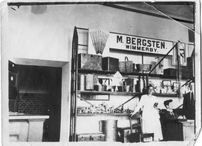 Bilder från Bergstens som drev både åkeri och leksaksaffär. 

Vissa av bilderna publicerade i kategorin Adderade bilder 2021

Martin Bergsten hade ett handikapp och kunde inte gå. Han växte upp och visade sig vara mycket påhittig och energisk. När han var 17 år gick hans mamma till borgmästaren på rådhuset och bad om ett lån på 200 kronor som skulle användas som startkapital för Martin. Så startades M. Bergstens Slöjd- och leksaksaffär i Vimmerby år 1901. Affärsrörelsen utvecklades alltmer, samtidigt som Martin hade en pilodling intill lokstallet i Vimmerby ett stycke från nuvarande järnvägsstationen.Av pilträmaterialet tillverkade yngste brodern Sjunne Bergsten, korgar som sedan såldes i affären. Martin hade även i kompanjonskap en mindre snickeriverkstad. I denna snickeriverkstad tillverkades allehanda leksaker och hushållsgrejer, som såldes i parti och minut.
Martin öppnade filialer i Kisa, Mariannelund och Gamleby. När depressionen kom 1930 avvecklades filialerna. Därefter började Martin fundera över nya idéer, han beslöt sig för att starta en expressrörelse. När Martin avled i december 1943 fanns jämte affären en omfattande expressrörelse med två lastbilar och fem hästskjutsar. Affären överläts till nya ägare 1944 och sonen Stig drev expressbyrån vidare, efterhand byttes hästarna ut mot bilar och traktorer. Den 1 januari 1960 övertogs Bergstens Expressbyrå av Vimmerbyortens Lastbilscentral.
