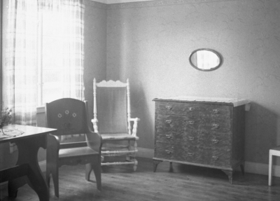 Barnhemmet, Krön
"Meddelande
På förekommen anledning får jag härmed bedja de lantbrukare, som på hösten 1927 skänkte en del timmerstockar för uppförande av barnhemsbyggnaden i Vennebjörke, vända sig till mig före den 15 april för utfående av den ersättning, vartill de kunna anse sig vara berättigade. Då jag ej vet om barnhemmets verksamhet kommer att fortsätta efter detta års utgång, vill jag hava klarhet i denna sak. Vimmerby den 21 mars 1940. Mimmi Ingeström"
Vimmerby Tidning 20/3 1940



Dok.080214/RS