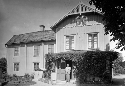 Stadens herrgårdar
Hartmansdorff - Wenströmska gården, Västra Kvarteret 28 i Vimmerby 1937 med ägaren Kopparslagaremästaren Oskar Wenström på trappan. Huset uppfört 1789. Det framskjutande partiet tillbyggs 1881 efter ritning av arkitekten Hugo Hammarskjöld på Tuna.