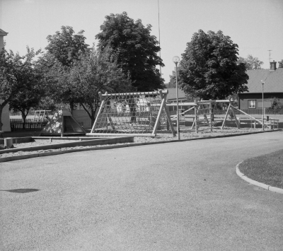 Skola
- lekplats -
Förskolans lekgård,  på gamla ålderdomshemmets gård, Närmast ligger nya ålderdomshemmet Linneagården.  	

Dok.110401/KG

