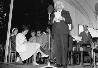 N T O föreställning i Källängsparken 
sittande till vänster Astrid Lindgren 2 Ing-Britt Lindström 3 ? 4 Sven Ekberg, redaktör 5 Sven Bälter, biträde mannen vid mikrofonen är Pälle Näver ( Josef Högstedt ) 7 ?

Dok.100531/KG