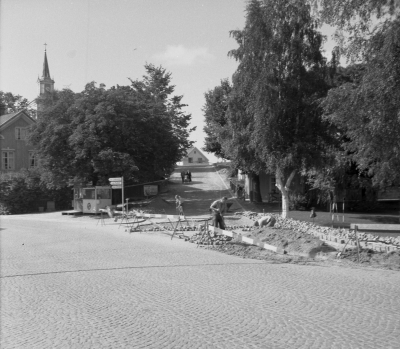 Storgatan

Dok.110331/KG

Kampbacken vid sänkningen och omläggning av gatan samt asfaltering av backen 1959.   T.E.

